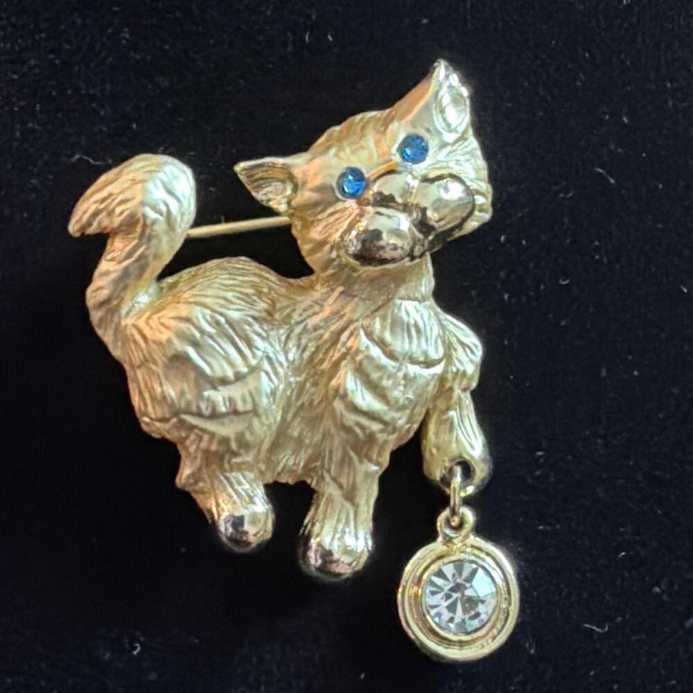 Vintage Louis Giusti gold-tone cat brooch. Rhinestone eyes and charm